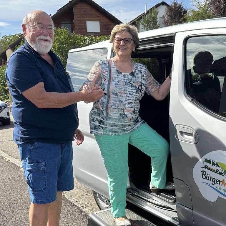Einsteigen ins BürgerMobil Rheinfelden Ein Mann hilft einer älteren Frau ins BürgerMobil Rheinfelden einzusteigen.