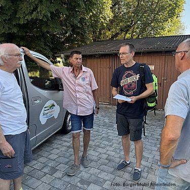 Vereinsgründung Eine Hand unterschreibt ein Dokument auf einem Tisch.
